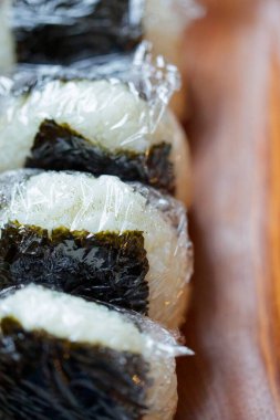 pirinç topu ahşap tabakta