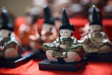 siyah arka planda bir oyuncak bebek