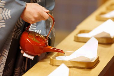 Eller miki sunuyor tapınakta