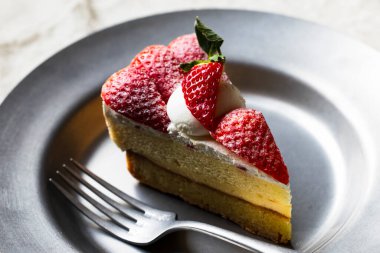 Gümüş tabakta çilekli turta