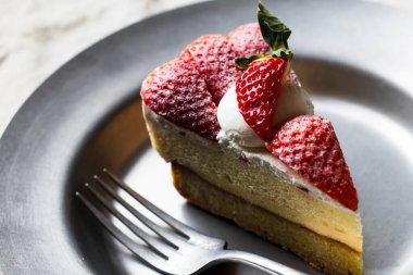 Gümüş tabakta çilekli turta