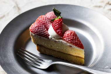 Gümüş tabakta çilekli turta