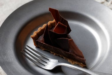 Gümüş tabakta çikolata aromalı tart.