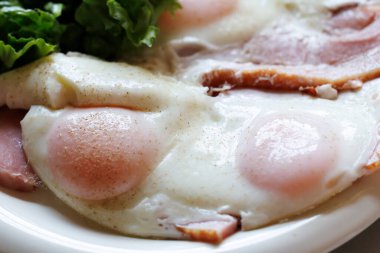 Domuz pastırması ve yumurta yakın.