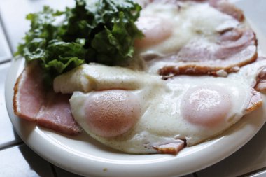 Domuz pastırması ve yumurta yakın.