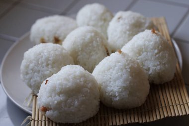 pirinç topu ahşap tabakta