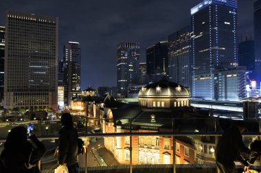 Japonya 'daki Tokyo istasyonu gece görüşü