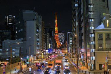 Tokyo Kulesi şehirden görünüyor.