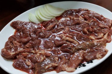 Kızarmış kuzu eti masada.