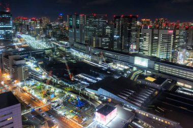 Shinagawa İstasyonu 'nun yanındaki gece görüşü