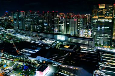 Shinagawa İstasyonu 'nun yanındaki gece görüşü