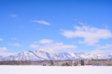 mavi gökyüzü ve hidaka dağ sırası