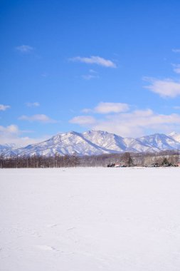 mavi gökyüzü ve hidaka dağ sırası