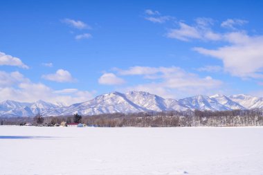 mavi gökyüzü ve hidaka dağ sırası