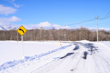 Kış Hokkaido 'sunda dolambaçlı yol