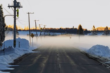 Yol ve soğuk sis Kış sabahı