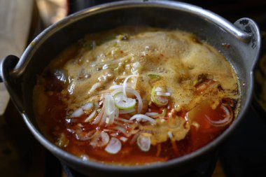 Lezzetli miso aromalı ramen çorbası. 