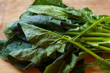 Kesme tahtasındaki ıspanak.