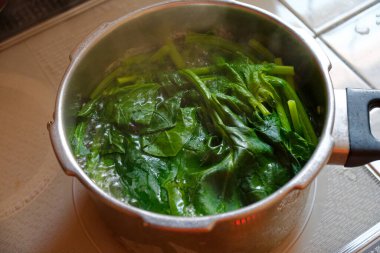 Mutfakta ıspanak kaynatıyorum.