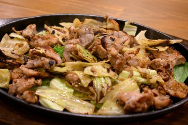 Kızarmış tavuk ve lahana.