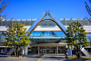 Jr gifu istasyonu güneşli bir günde