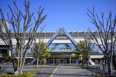 Jr gifu istasyonu güneşli bir günde