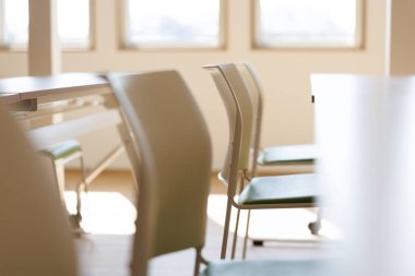 Sınıfta sandalyeler ve masalar