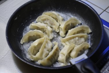 Mutfakta gyoza pişiriyorum.