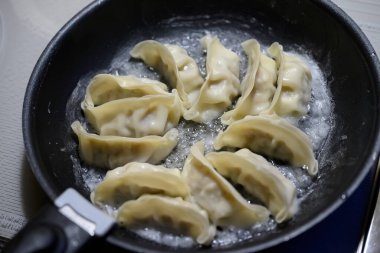 Mutfakta gyoza pişiriyorum.