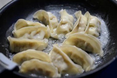 Mutfakta gyoza pişiriyorum.