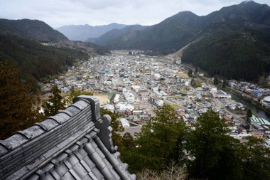 Gujo şehri Gujo Hachiman Kalesi 'nden görüldüğü gibi.