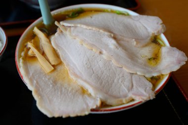 Char Siu şehriyelerini kapatın. 