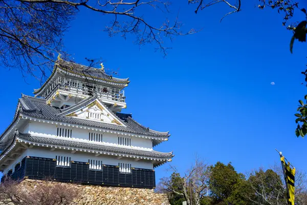 Gifu kalesi ve mavi gökyüzü
