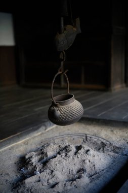 Eski bir Japon evinin çukuru.