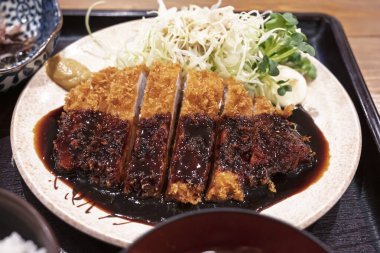 Lezzetli domuz pirzolasını kapat.