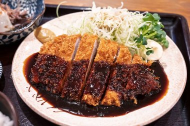 Lezzetli domuz pirzolasını kapat.