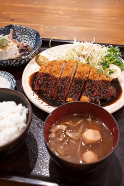 Lezzetli domuz pirzolasını kapat.