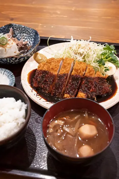 Lezzetli domuz pirzolasını kapat.