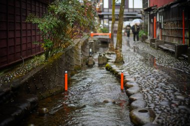 Yanaka suyu gifuda geçer.