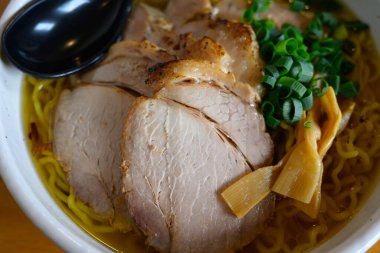 Char Siu şehriyelerini kapatın. 