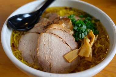 Char Siu şehriyelerini kapatın. 