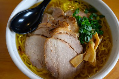 Char Siu şehriyelerini kapatın. 