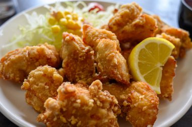 Masada kızarmış tavuk.