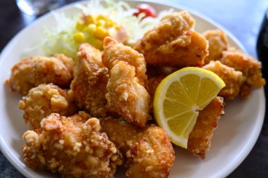 Masada kızarmış tavuk.