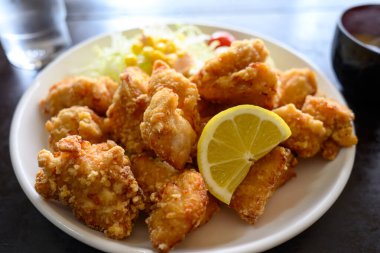 Masada kızarmış tavuk.