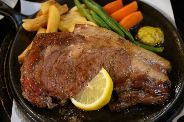 sığır filetosu biftek bir plaka üzerinde