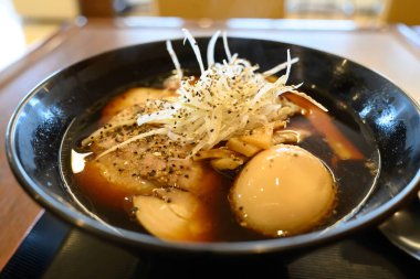 Niigata 'da kara soya soslu ramen.
