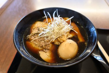Niigata 'da kara soya soslu ramen.