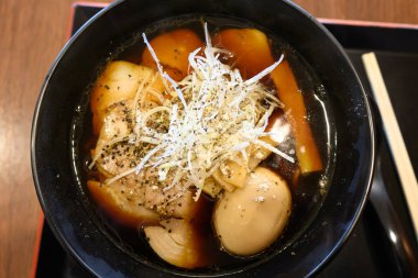 Niigata 'da kara soya soslu ramen.