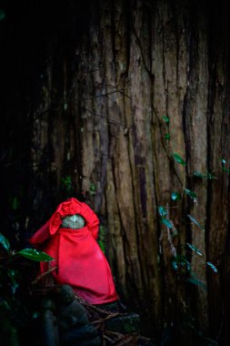 Kırmızı kumaşa sarılı jizo heykeli